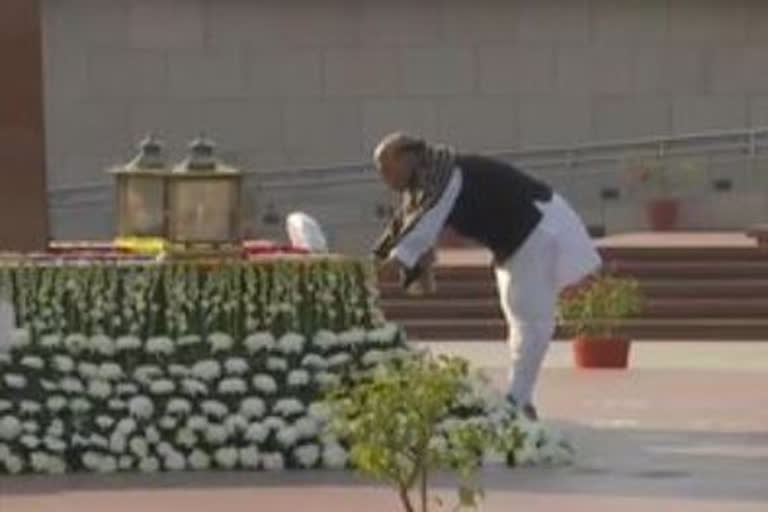 Rajnath Singh lays wreath at National War Memorial on occasion of Vijay Diwas