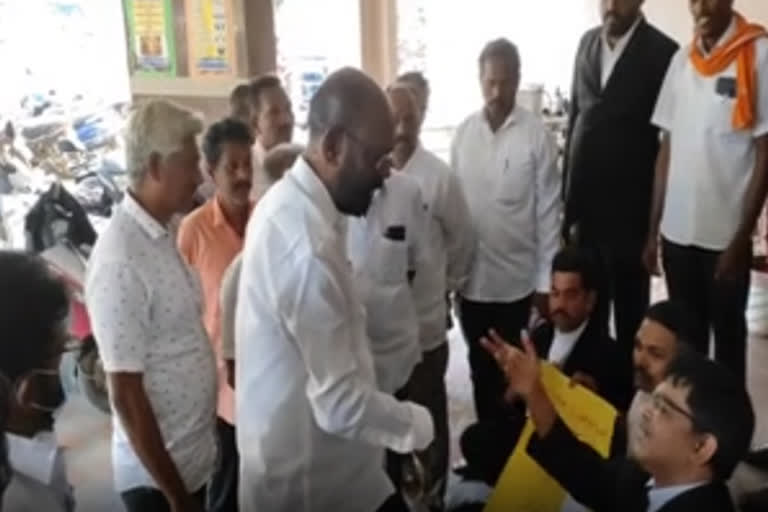 கும்பகோண நீதிமன்ற வளாகத்தில் மாற்றுத்திறனாளி வழக்கறிஞர்களின் முற்றுகை போராட்டம்