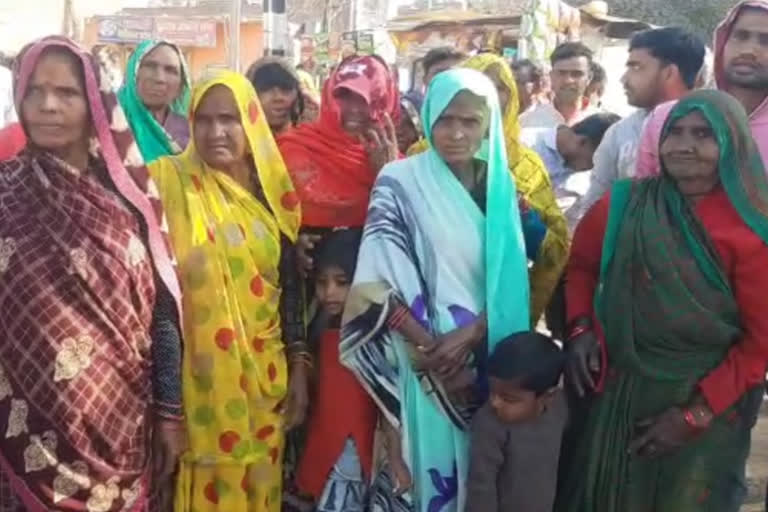 Women on road against liquor mafia