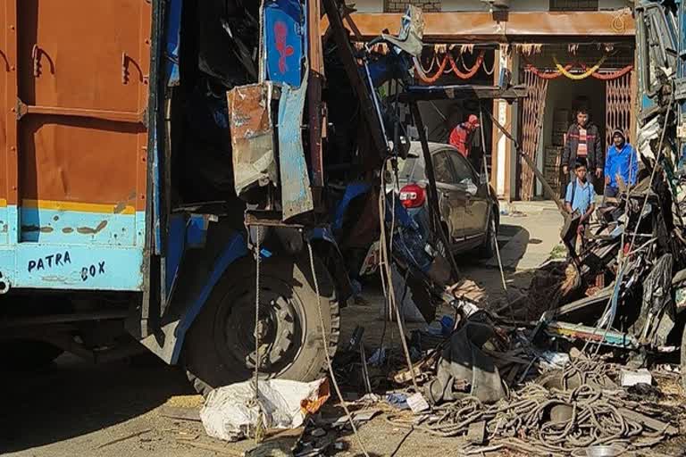 Etv Bharatकटघोरा में ट्रकों की आपस में भिड़ंत, ड्राइवर की फंसकर मौत