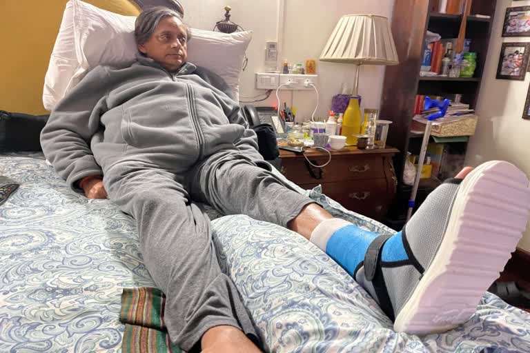 Shashi tharoor  Shashi tharoor tweet about leg  Shashi tharoor leg sprained at parliament  national news  malayalam news  Shashi tharoor missed a step in Parliament  പാർലമെന്‍റിൽ വച്ച് ചുവടുതെറ്റി  ശശി തരൂരിന് കാലിന് പരിക്ക്  ശശി തരൂരിന്‍റെ കാലുളുക്കി  ശശി തരൂർ  ശശി തരൂർ ട്വീറ്റ്  മലയാളം വാർത്തകൾ  ദേശീയ വാർത്തകൾ  ശശി തരൂരിന് പാർലമെന്‍റിൽ വച്ച് ചുവടുതെറ്റി