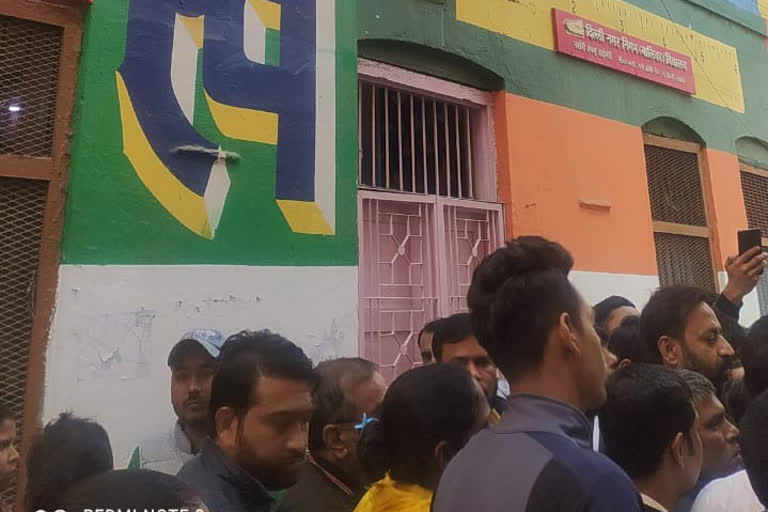 दिल्ली में प्राइमरी स्कूल की टीचर ने पांचवीं की छात्रा को पहली मंजिल से नीचे फेंका