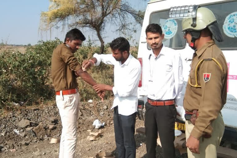 Stone pelting by villagers on police after dead body of youth found in jungle of Pratapgarh