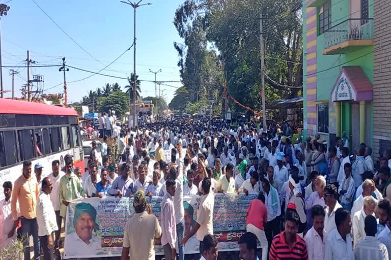 farmers Huge protest  in Araseikere