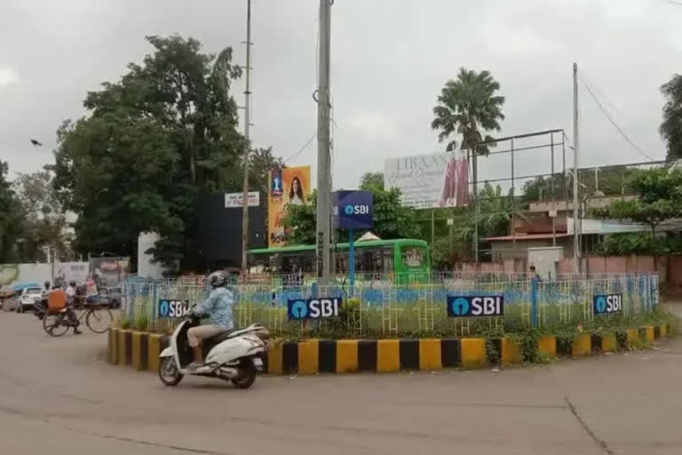 Hindu Activists stopped the young man and woman  യുവതി യുവാക്കളുടെ ബസ്‌ യാത്ര തടഞ്ഞ് ഹിന്ദു സംഘടന  കര്‍ണാടകയിലെ ദസകോടി  കല്ലടക്കയ്‌ക്കടുത്തുള്ള ദസകോടി  ഹിന്ദുസംഘടന യുവതി യുവാക്കളെ തടഞ്ഞത്  Hindu activists stop traveling together couple