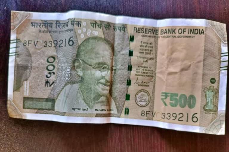 500 rupees notes found in kurkure packet