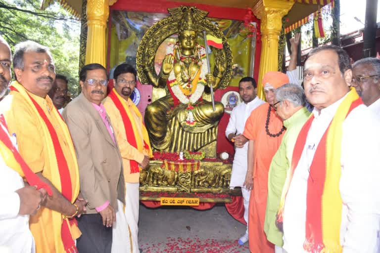 Etv BharatNadoja Dr. Mahesh Joshi started the jatha by offering puja to the Kannada chariot that arrived in Bangalore