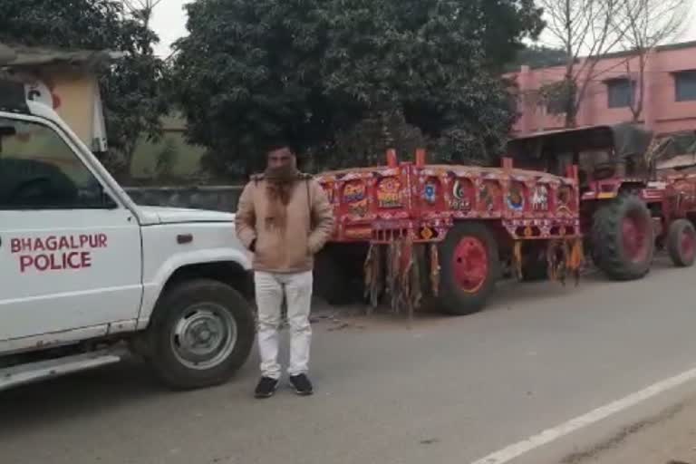भागलपुर में बालू लदे चार ट्रैक्टर के साथ ड्राइवर गिरफ्तार