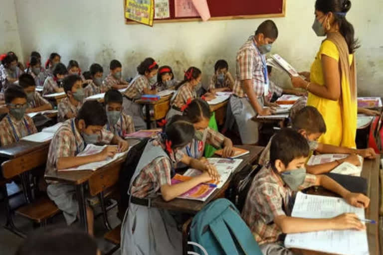 Teacher Recruitment : नवीन शिक्षक भरती करण्याऐवजी रिटायर्ड शिक्षकांची ...