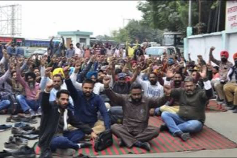 The strike of government buses continues in Punjab