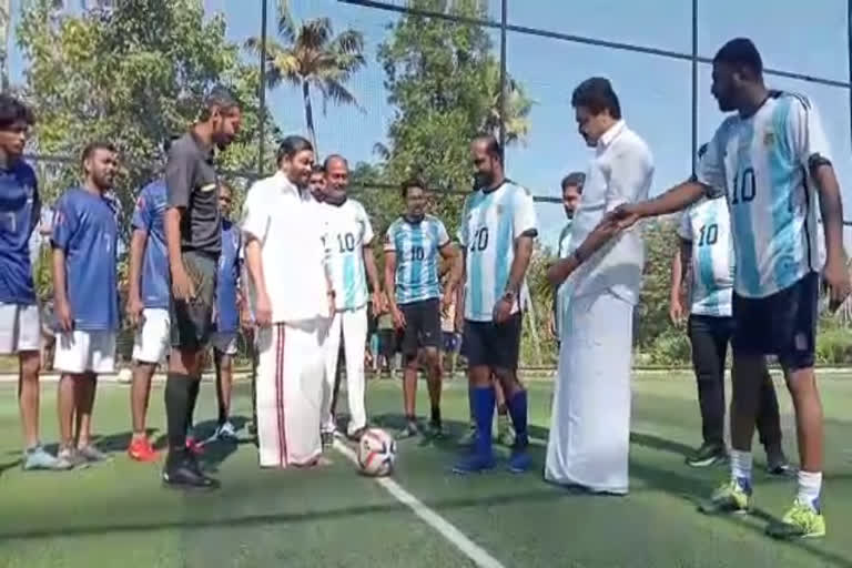 jose k mani vn vasavan friendly football match  jose k mani  vn vasavan  friendly football match at kottayam  പ്രതീകാത്മക ഫുട്‌ബോള്‍ മത്സരം  ഫ്രാന്‍സ്  അര്‍ജന്‍റീന  ജോസ് കെ മാണി എംപി  മന്ത്രി വിഎന്‍ വാസവന്‍  ജോസ് കെ മാണി വിഎന്‍ വാസവന്‍ ഫുട്‌ബോള്‍