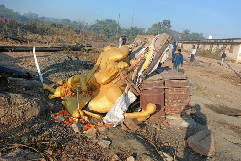 Statue of Jhalkari Bai in Pichor broken