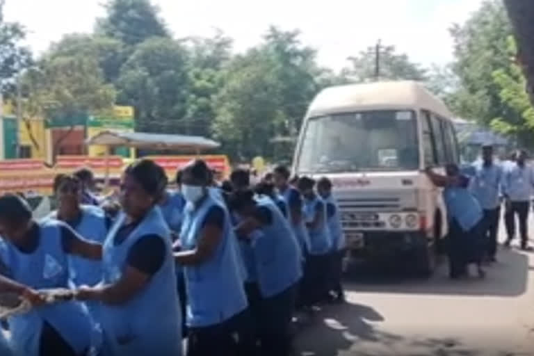 பெண் தூய்மை பணியாளர்கள் கொண்டு அரை கி.மீ இழுக்கப்பட்ட அரசு ஆம்புலன்ஸ்!