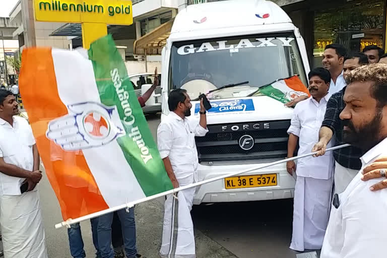 Youth congress cake challenge  യൂത്ത് കോണ്‍ഗ്രസ് കേക്ക് ചലഞ്ച്  കേക്ക് ചാലഞ്ചുമായി യൂത്ത് കോൺഗ്രസ്  പാലിയേറ്റീവ് രോഗികളെ സഹായിക്കാനായി കേക്ക് ചലഞ്ച്  കേക്ക് വണ്ടി  ഹൈബി ഈഡൻ  Hibi Eden  Eranakulam Youth congress  Eranakulam Youth congress cake challenge  യൂത്ത് കോണ്‍ഗ്രസ്