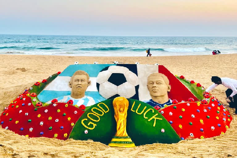 உலகக்கோப்பை கால்பந்து இறுதிப் போட்டி: பூரி கடற்கரையில் வாழ்த்து தெரிவித்து மணல் ஓவியம்