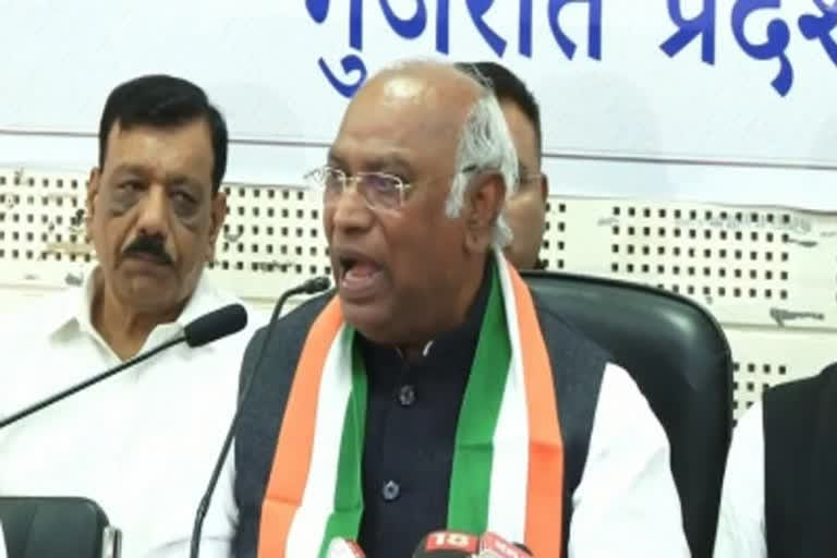 Kharge calls meeting of party MLAs amid lobbying for Guj CLP leader post