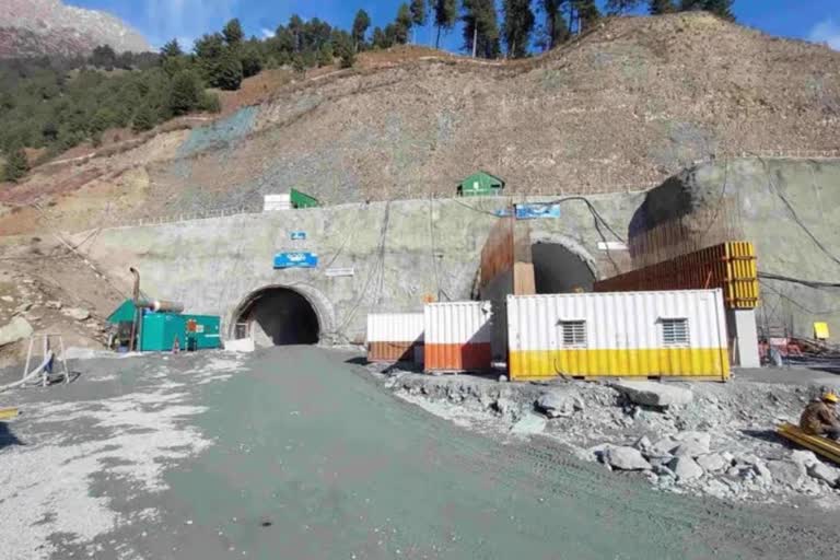 Traffic is not allowed through the Jade Bend Tunnel