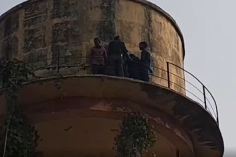 UP's girl turns 'Veeru' climb water tank after lover refuses to marry her