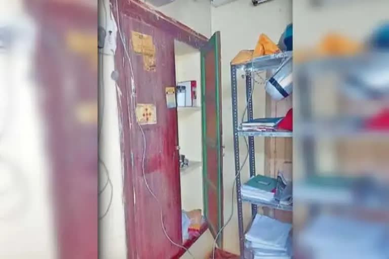 Robbery in mirchi exporting company in Guntur  മുളക് കയറ്റുമതി കമ്പനിയിൽ കവർച്ച  സെക്യൂരിറ്റി ജീവനക്കാരെ ബന്ദിയാക്കി മോഷണം  ഗുണ്ടൂരിൽ മുളക് ഫാക്‌ടറിയിൽ 20 ലക്ഷം കവർന്നു  robbery in mirchi exporting company  robbery in Guntur  robbery in Andhra Pradesh