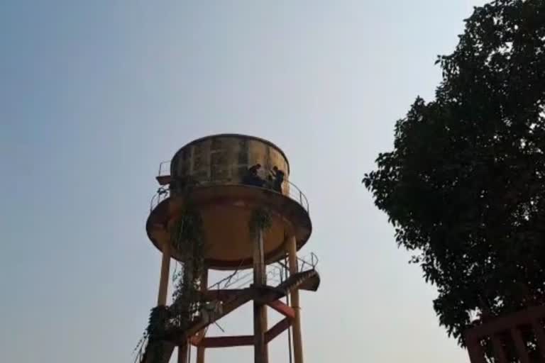 Pratapgarh Angry girl climbed on water tank