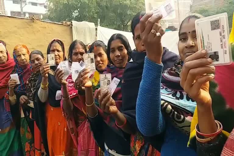 मसौढ़ी में वोट देने के बाद उत्साहित महिला मतदाता