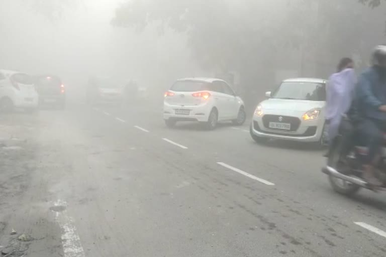 Dense fog seen on roads in many areas of Delhi