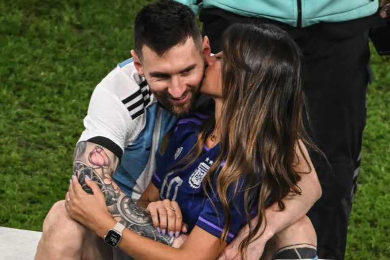Lionel Messi wife Antonela Roccuzzo kiss him