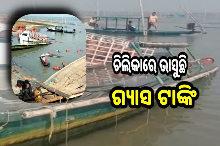 pick up van sinks in Chilika lake