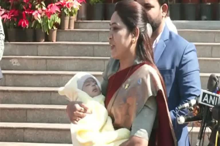 NCP MLA arrives with newborn son to attend winter session  NCP MLA  winter session  എൻസിപി എംഎൽഎ  എൻസിപി എംഎൽഎ സരോജ് അഹിർ  സരോജ് അഹിർ  ഞാൻ അമ്മയും ജനപ്രതിനിധിയുമാണ്  നവജാത ശിശുവിനൊപ്പം എൻസിപി നേതാവ്  നാസികിലെ എൻസിപി എംഎൽഎ  മഹാരാഷ്‌ട്ര നിയമസഭ  Maharashtra news updates  laterst news in Maharashtra  news updates in Maharashtra