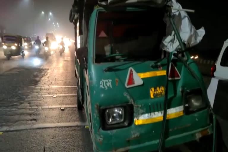 Tempo overturned on Bhalswa flyover