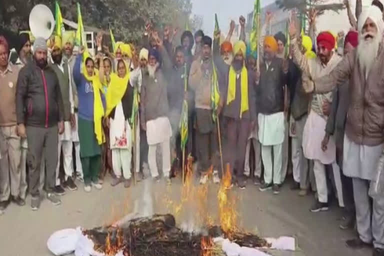 BKU protestors burnt the effigy of the Punjab government In Barnala