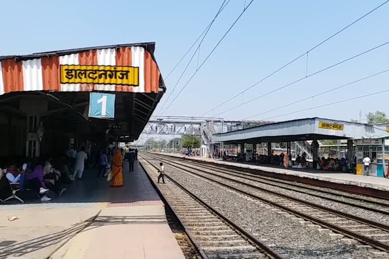 Girl died after being hit by train in palamu