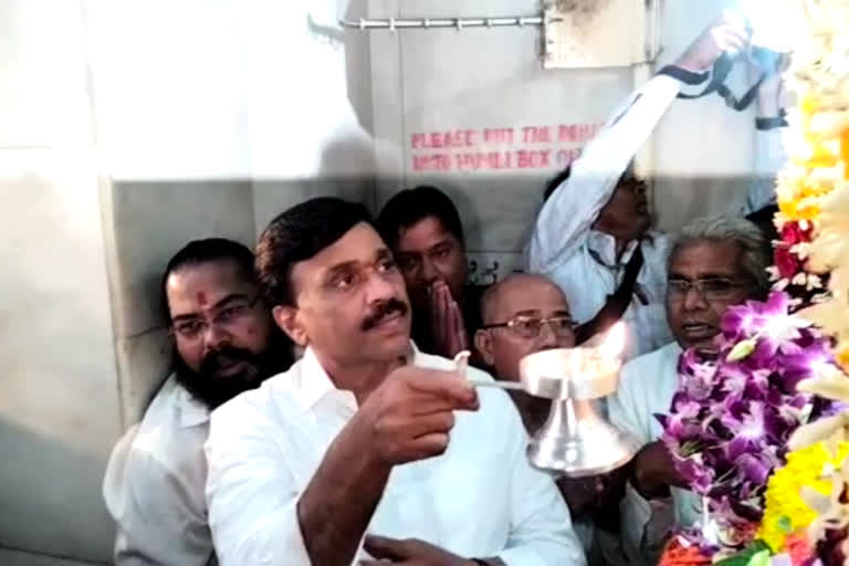 Former Karnataka minister Gali Janardana Reddy offering prayers