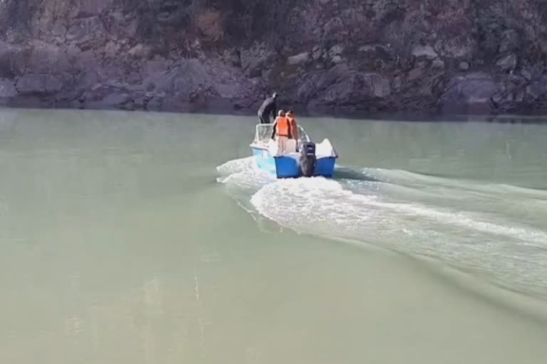 Etv BharVehicle fell into Chenab river in Doda area of Jammu and Kashmirat