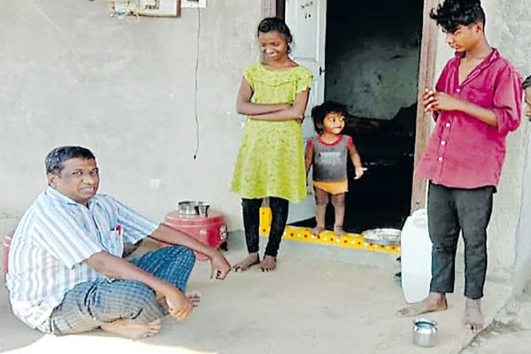 TEACHER SIT IN FRONT OF STUDENT HOUSE