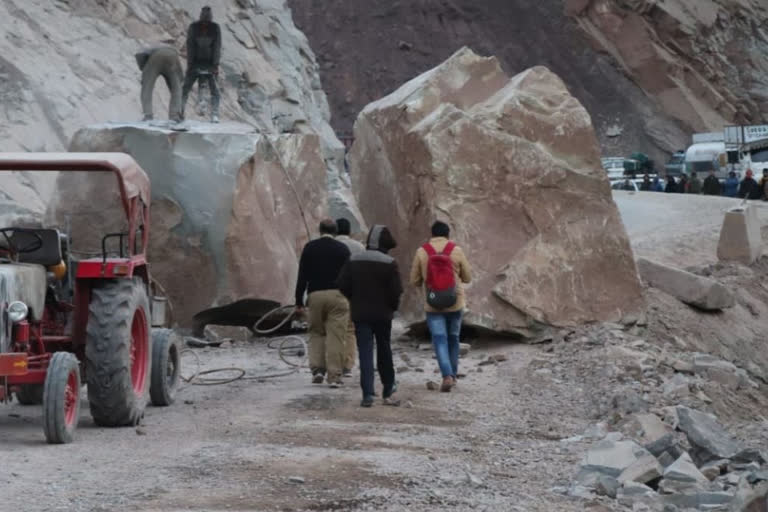 Jammu-Srinagar highway blocked