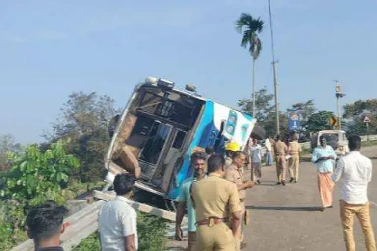 bus accident  near laha vilakkuvanji  sabarimala  sabarimala pilgrims bus accident  latest news in pathanamthitta  latest news today  ളാഹ വിളക്ക് വഞ്ചിക്ക് സമീപം വീണ്ടും അപകടം  ളാഹ വിളക്ക് വഞ്ചി  ശബരിമല തീര്‍ഥാടകരുടെ ബസ് അപകടത്തില്‍പെട്ടു  ശബരിമല തീർഥാടകർ  പത്തനംതിട്ട ഏറ്റവും പുതിയ വാര്‍ത്ത  ഇന്നത്തെ പ്രധാന വാര്‍ത്ത  ശബരിമല ഏറ്റവും പുതിയ വാര്‍ത്ത