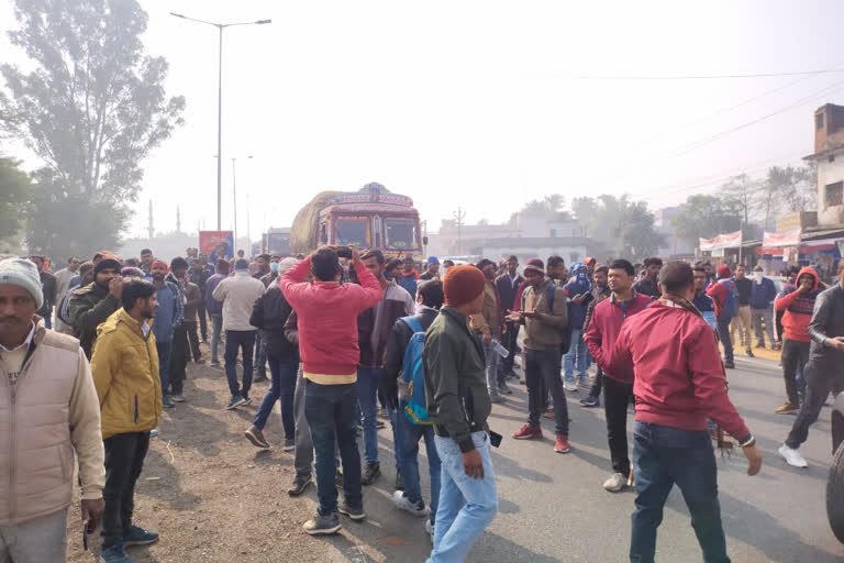 Students block NH-33 in Ramgarh