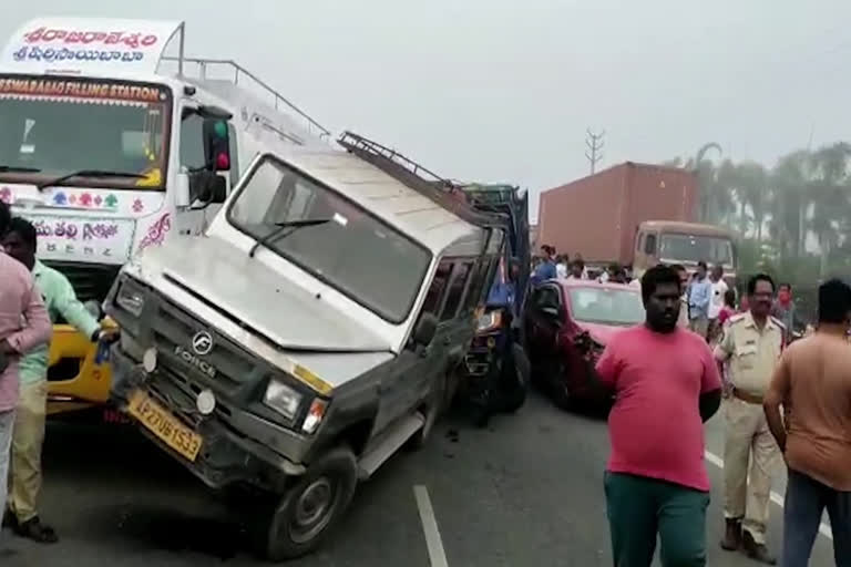 8 vehicles collided with each other
