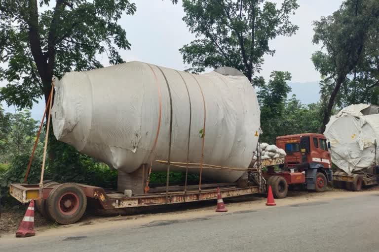 green signal for big trailer  passing of big trailer  traffic controll in thamarassery  thamarassery hair pin  nestle company  big trailer  latest news in kozhikode  latest news today  തടഞ്ഞിട്ട ഭീമൻ ട്രെയിലറുകള്‍  താമരശേരി ചുരത്തില്‍ ഗതാഗത നിയന്ത്രണം  വാഹനങ്ങളുടെ ഓട്ടം നിർത്തി  നെസ്ലെ കമ്പനി  കോഴിക്കോട് ഏറ്റവും പുതിയ വാര്‍ത്ത  ഇന്നത്തെ പ്രധാന വാര്‍ത്ത