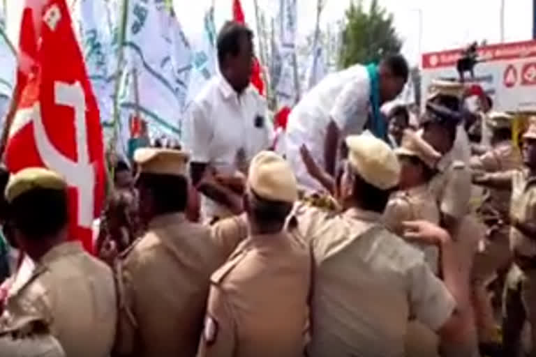 மாவட்ட ஆட்சியர் அலுவலகம் முன்பு விவசாயிகளுக்கும் போலீசாருக்கும் இடையே தள்ளுமுள்ளு