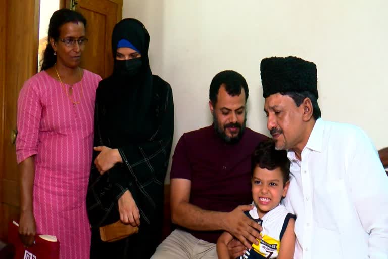 Yemen  Panakkad  medical support  SMA  Syed Sadhiqali Shihab Thanga  കുടപ്പനക്കല്‍  യമന്‍  യമന്‍ ബാലന്‍റെ ചികിത്സ  കുടുംബം  പാണക്കാട്ട്  സയ്യിദ് സാദിഖലി ശിഹാബ് തങ്ങളുടെ വസതി  മലപ്പുറം  പാണക്കാട്  ശ്രീജ  കുട്ടി