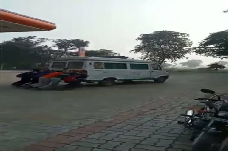 people pushing ambulance in lucknow