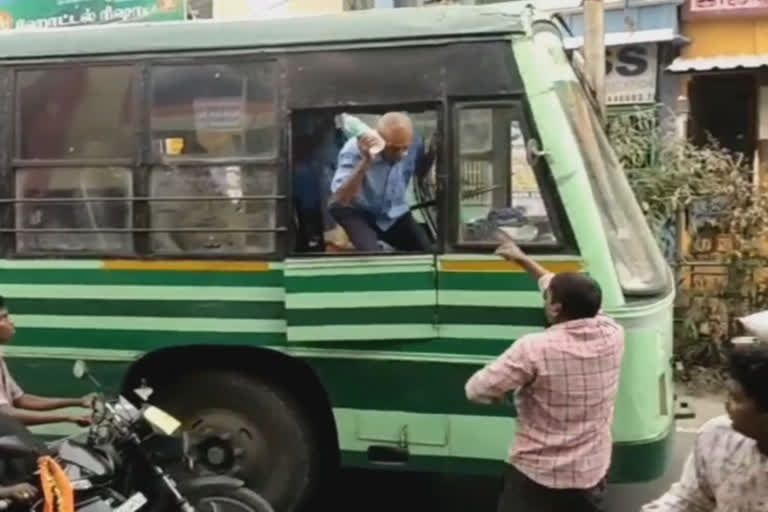 Viral Video - அரசுப்பேருந்து ஓட்டுநரை தாக்கிய இளைஞர் கைது