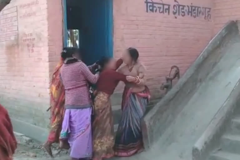 स्कूल में 3 महिलाओं की मारपीट का VIDEO वायरल, शिक्षक की हरकत के बाद बढ़ा  विवाद