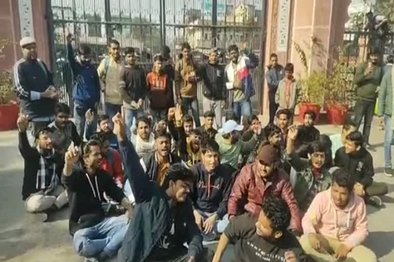 aligarh-muslim-university-students-protest-against-amu-malappuram-administration