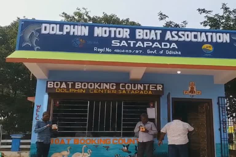 robbing tourists in Chilika