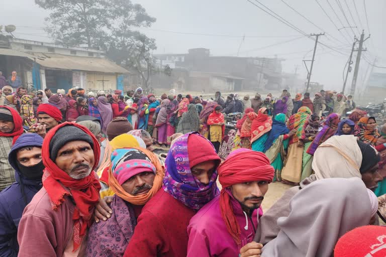 सीतामढ़ी में खाद को लेकर लाइन में लगे किसान