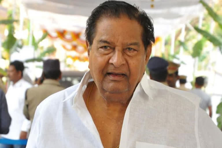 Kaikala Satyanarayana passed away  Tollywood veteran actor Kaikala Satyanarayana  Kaikala Satyanarayana movies  Tollywood veteran actor Kaikala Satyanarayana news  ಹಿರಿಯ ನಟ ಕೈಕಲಾ ಸತ್ಯನಾರಾಯಣ ಇನ್ನಿಲ್ಲ  ತೆಲುಗು ಚಿತ್ರರಂಗದ ಖ್ಯಾತ ಚಿತ್ರನಟ ಕೈಕಲಾ ಸತ್ಯನಾರಾಯಣ  ಸತ್ಯನಾರಾಯಣ ಅವರ ಅಂತಿಮ ಸಂಸ್ಕಾರ  ಹಲವು ಸೆಲೆಬ್ರಿಟಿಗಳು ಸಂತಾಪ  ಚಿತ್ರರಂಗಕ್ಕೆ ತೀವ್ರ ದುಃಖ  ನಟನೆಯ ಆಸಕ್ತಿಯಿಂದಾಗಿ ಕಾಲೇಜು ದಿನಗಳಲ್ಲಿ ಹಲವು ಪ್ರದರ್ಶನ