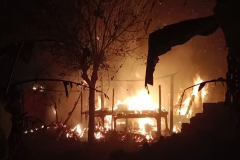 बिहार के वैशाली में आग लगने से धूं-धूंकर जलता घर